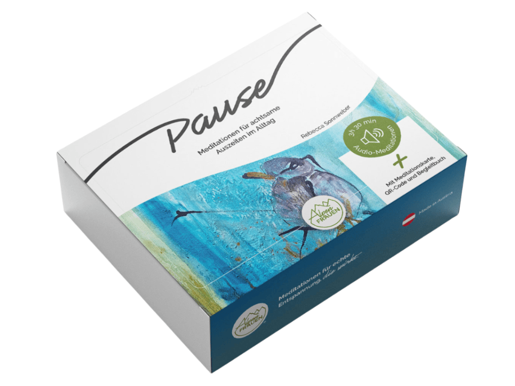 Packung eines Meditationssets mit dem Titel 'Pause', das Audio-Meditationen und Begleitmaterial bietet, gestaltet in blauen und grünen Tönen mit illustrativen Bildern und Texten.