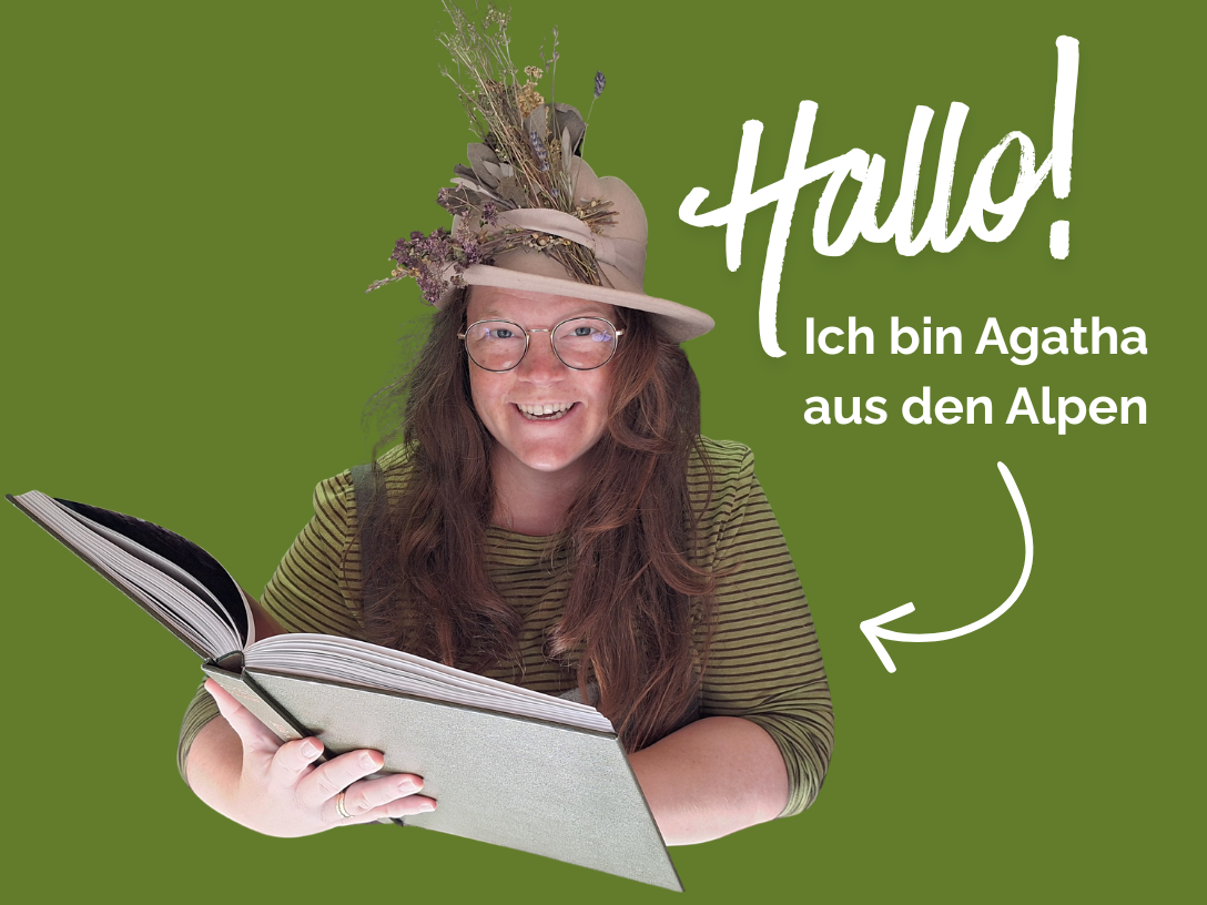 Eine Frau mit einem kreativen Hut, der mit Pflanzen dekoriert ist, hält ein aufgeschlagenes Buch und lächelt. Der Hintergrund ist grün, und sie stellt sich als Agatha aus den Alpen vor.